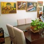 בית אירית פלץ – סלון הבית – גלריה לעבודותיה (צילום: רחלי אורבך)