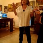 אירית פלץ – מסבירה יצירותיה באירוע 'אמנות יין שוקולד ותרבות' (צילום: רחלי אורבך)
