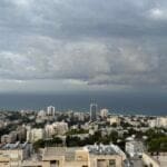 התקררות וגשם קל היום – ב' 11/11/24 ענני גשם מעל הים (צילום: ירון כרמי)