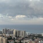 התקררות וגשם קל היום – ב' 11/11/24 ענני גשם מעל הים מול עתלית – הם בדרכם לחיפה (צילום: ירון כרמי)