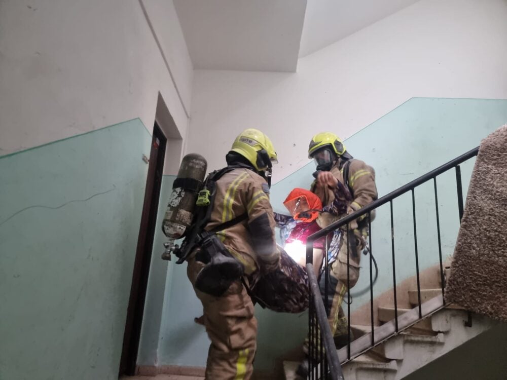 חילוץ אישה משריפה (צילום: כבאות והצלה)