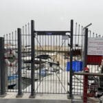 גדרות חוסמות גישה של הציבור אל הרציפים – נמל יפו (צילום: ירון כרמי)