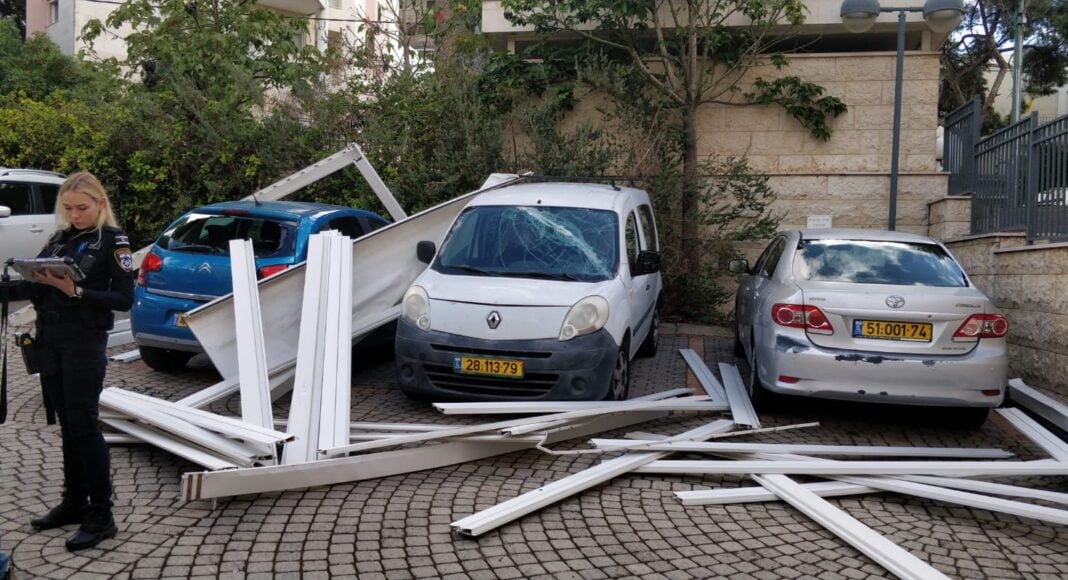 פרגולה עפה מבניין ופגעה במכוניות שעמדו בחניה (צילום: חי פה בשטח)