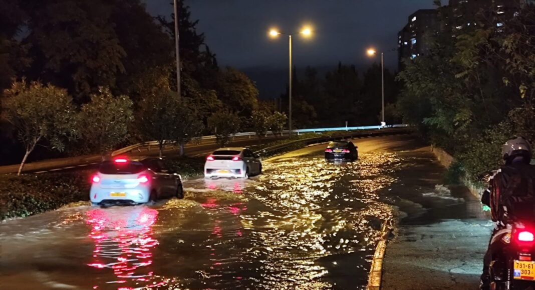 הצפות בחיפה - בין רוממה לרמות ספיר - ערב יום ב', 18/11/24 (צילום: עומר כרפס)