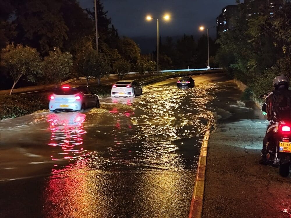 הצפות בחיפה - בין רוממה לרמות ספיר - ערב יום ב', 18/11/24 (צילום: עומר כרפס)