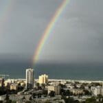 קשת הגיחה למספר דקות מעל הים, כאשר השמש זרחה וענן הגשם היה מעל הים:- בוקר יום ג', 19/11/24 (צילום: ירון כרמי)