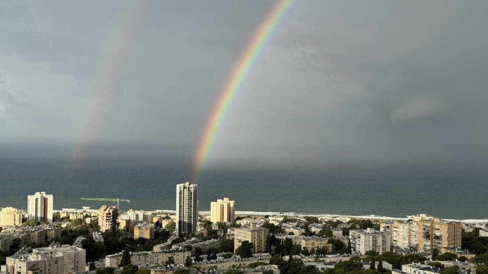 קשת הגיחה למספר דקות מעל הים, כאשר השמש זרחה וענן הגשם היה מעל הים:- בוקר יום ג', 19/11/24 (צילום: ירון כרמי)