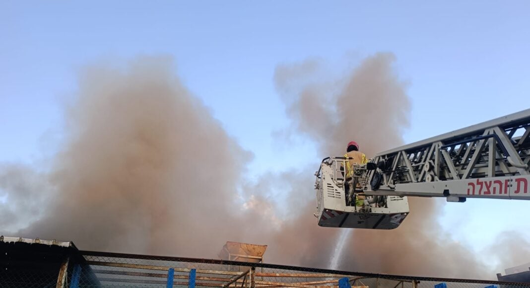 שריפה גדולה ברחוב תל אביב בחיפה - בוקר יום ה' 21/11/24 (צילום: כבאות והצלה)