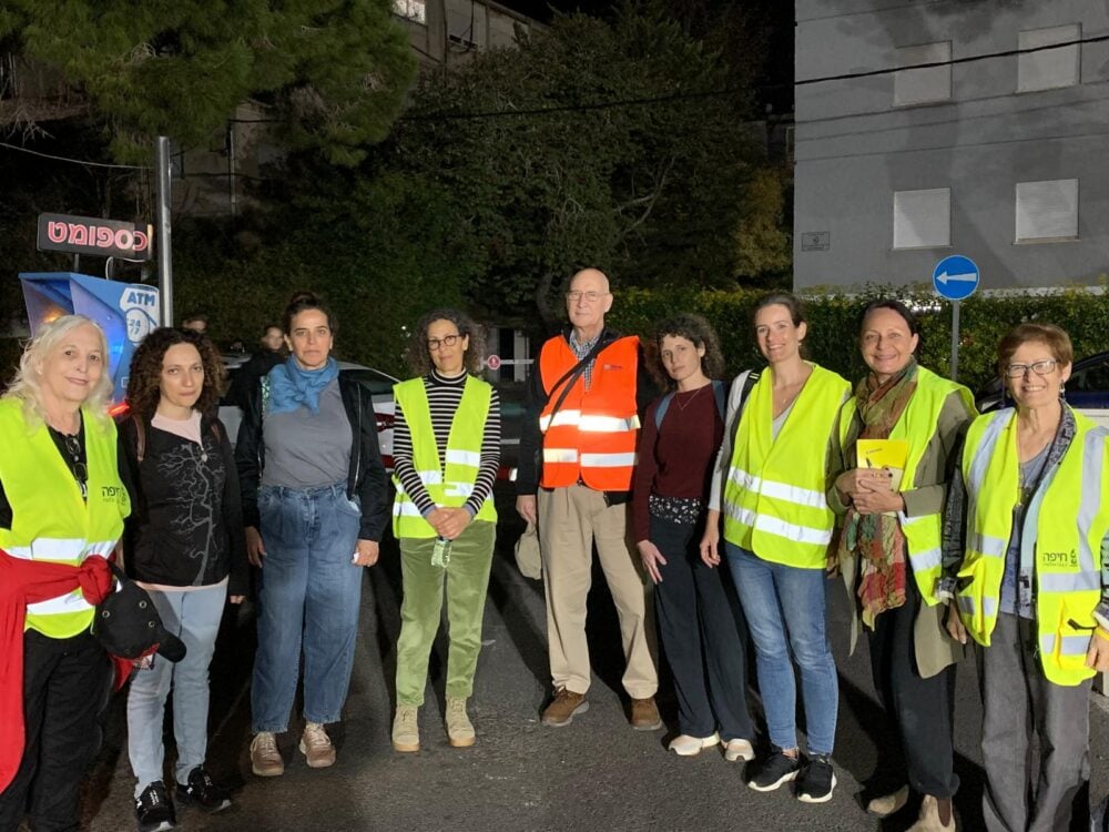 עו"ס יעל נחשתן-ריינר מימין, עם פעילי צוותי החירום של שכונת הכרמל הוותיק (צילום: רון בלכנר)