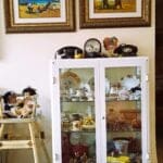 בבית גבי נפתלי – ציורי אבי שוורץ ואוספים בוויטרינה (צילום: רחלי אורבך)