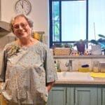 גבי נפתלי – במטבח מעונה (צילום: רחלי אורבך)
