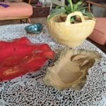 בבית גבי נפתלי – דוגמה לחלק מעבודות הקרמיקה של גבי (צילום: רחלי אורבך)