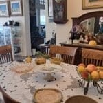 בבית גבי נפתלי – פינת האוכל ומבט אל חלל המגורים (צילום: רחלי אורבך)