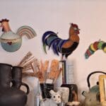 בבית גבי נפתלי – עבודות ויטראז' במטבח ביתה (צילום: רחלי אורבך)
