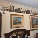 בבית גבי נפתלי – מציוריי אבי שוורץ לצד שכיות חמדה (צילום: רחלי אורבך)