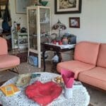 בבית גבי נפתלי – רהיטי וינטג' לצד עבודות קרמיקה (צילום: רחלי אורבך)