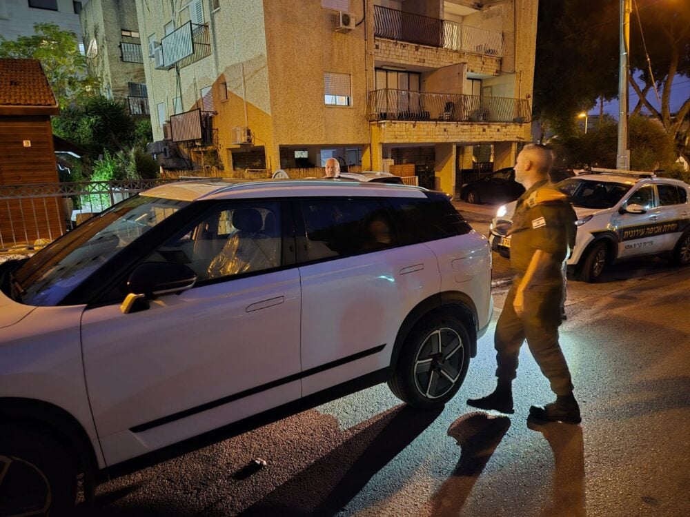 מטח טילים - רכב נפגע בקריית אתא, ככל הנראה משבר יירוט (צילום: איחוד הצלה)