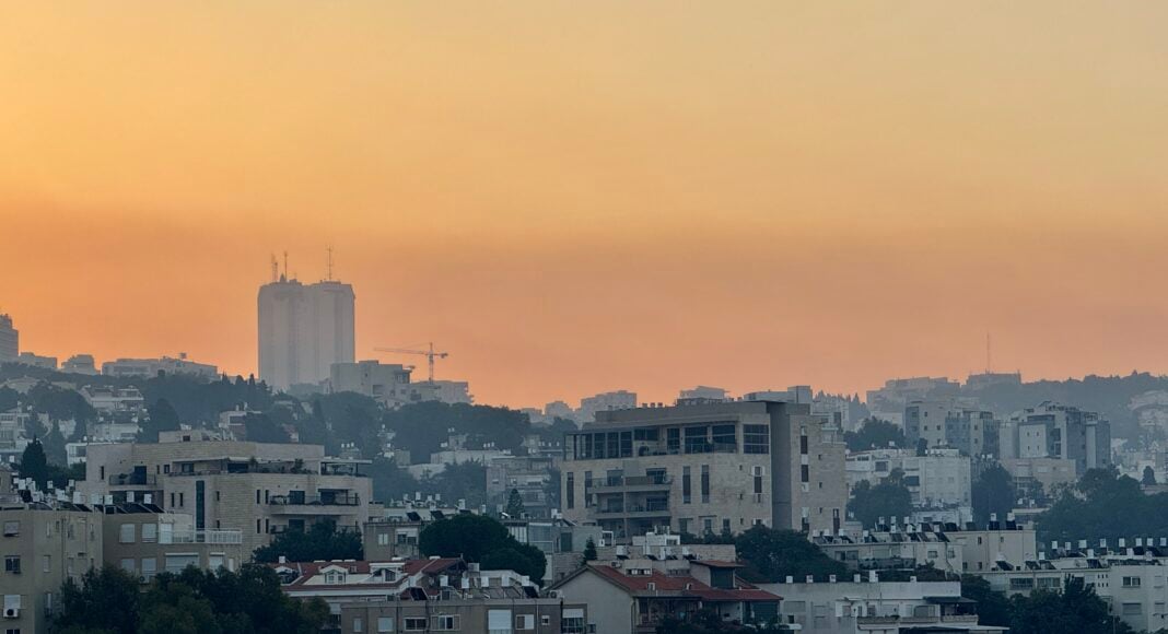 תושבי חיפה התעוררו לבוקר אפוף עשן (צילום: ירון כרמי)