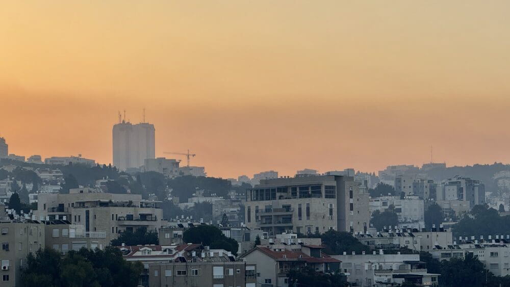 תושבי חיפה התעוררו לבוקר אפוף עשן (צילום: ירון כרמי)