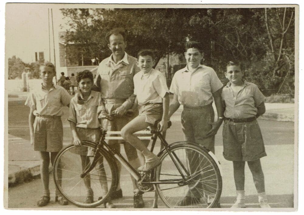 שמוליק כהן וחברים עם בן יעקב שארגן את פעילות הספורט לנוער בבת גלים בשנות ה-40 (אלבום פרטי)