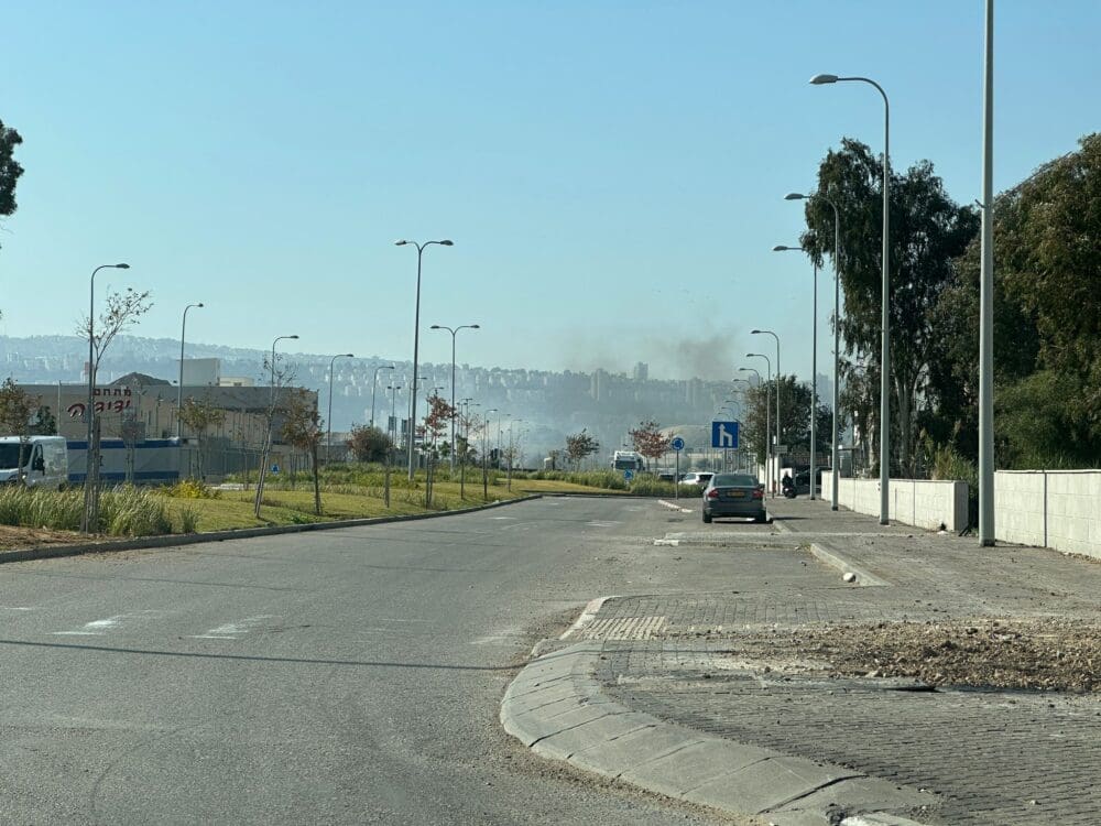 מפרץ חיפה: עשן מיתמר וצוותי כבאות והצלה בדרכם למקום (צילום: נגה כרמי - חי פה בשטח)