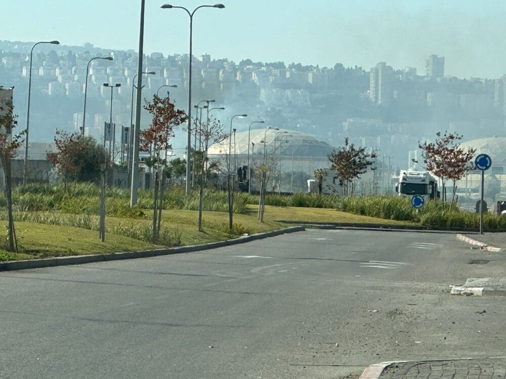 מפרץ חיפה: עשן מיתמר וצוותי כבאות והצלה בדרכם למקום (צילום: נגה כרמי - חי פה בשטח)