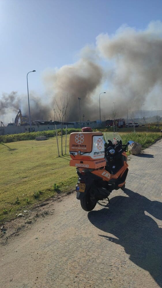 מפרץ חיפה: עשן מיתמר וצוותי כבאות והצלה בדרכם למקום (צילום: איחוד הצלה)