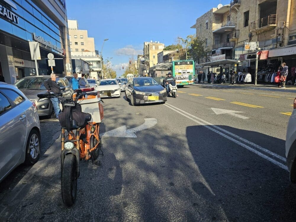 הולכת רגל נפגעה מרכב פרטי (צילום: איחוד הצלה)