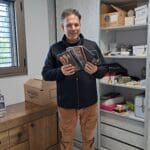 צחי וויט – עם חומר לימודי ומקצועי (צילום: רחלי אורבך)