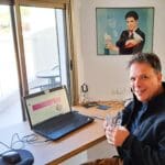 צחי וויט – חיוך גם בעמדת המחשב אשר בחדר העבודה (צילום: רחלי אורבך)