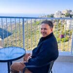 צחי וויט – אל מול הנוף אשר במרפסת חדר השינה (צילום: רחלי אורבך)