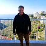 צחי וויט – אל מול נוף ירוק וכחול ים ושמיים   (צילום: רחלי אורבך)