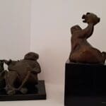 בבית צחי וויט – שני פסלים מעשי ידי נחום גוטמן (צילום: רחלי אורבך)