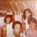 צחי וויט – במהלך טיסה עם אביו, אימו ואחותו (צילום: אלבום פרטי, משפ' וויט)
