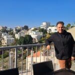 צחי וויט – וצמחיית המרפסת, אל מול הנוף (צילום: רחלי אורבך)