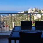 בבית צחי וויט – המרפסת ונוף נחל אחוזה (צילום: רחלי אורבך)