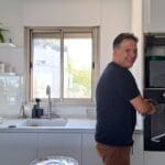 צחי וויט במטבח ביתו – אומן חושים המארח לעילא ולעילא (צילום: רחלי אורבך)