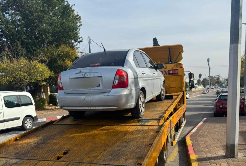 הרכב נלקח לתחנה (צילום: דוברות המשטרה)