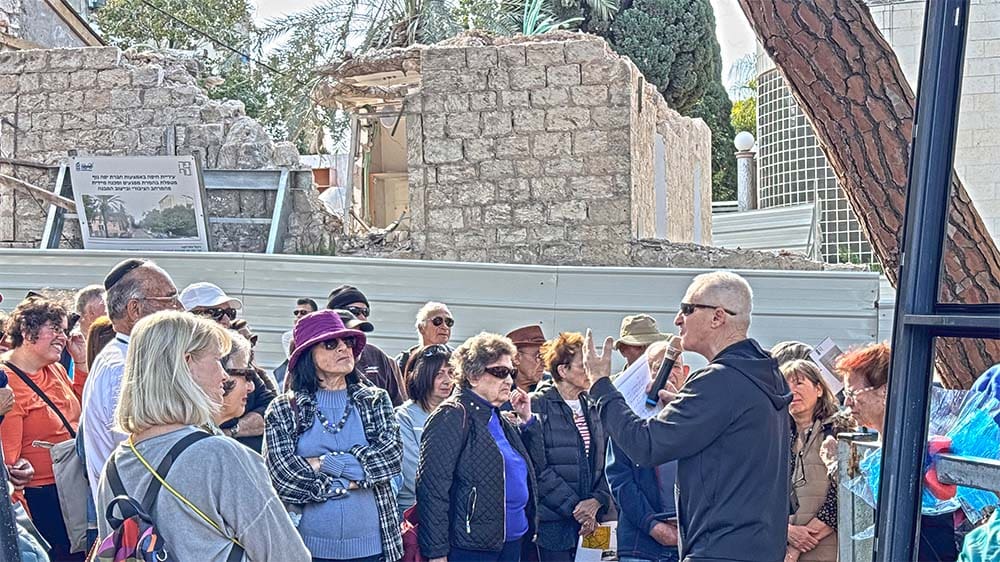 סיור עם פרופ' יוסי בן ארצי לאחר פגיעת הטיל במרכז הכרמל: סיפורו המרתק של הכרמל הגרמני (צילום: חי פה-TV)