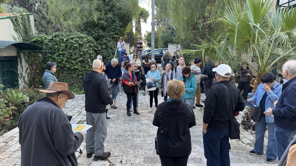 רחוב קלר 2 - סיור עם פרופ' יוסי בן ארצי לאחר פגיעת הטיל במרכז הכרמל: סיפורו המרתק של הכרמל הגרמני (צילום: חי פה-TV)