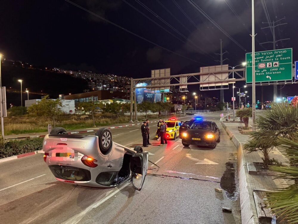 רכב התהפך סמוך למנהרות הכרמל בצ'ק פוסט (צילום: כבאות והצלה)