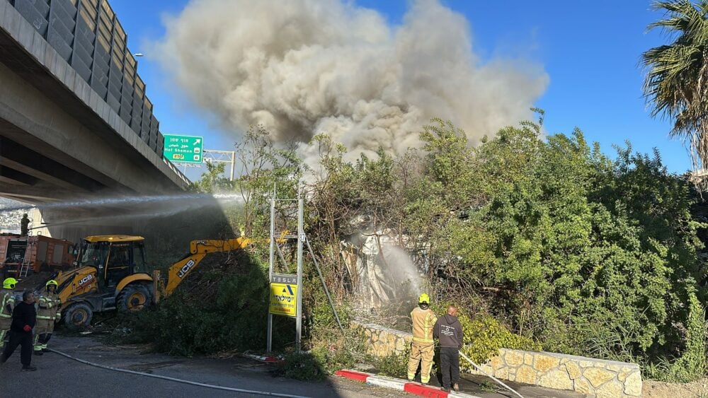 שריפה גדולה באתר פסולת בחוף שמן (צילום: כבאות והצלה)