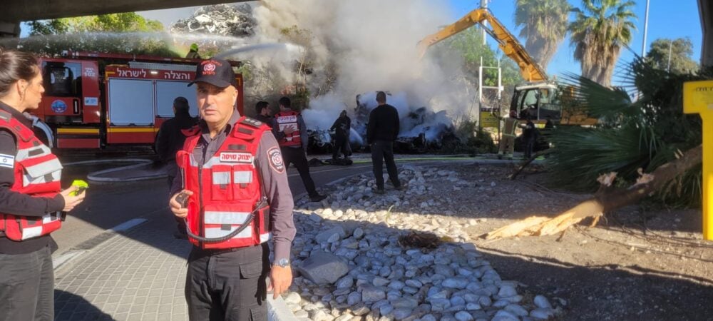 שריפה גדולה באתר פסולת בחוף שמן (צילום: כבאות והצלה)