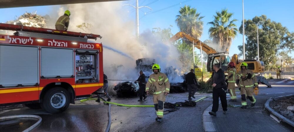 שריפה גדולה באתר פסולת בחוף שמן (צילום: כבאות והצלה)