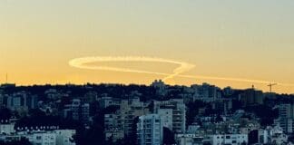 סמל החטופים בזריחה - יום ב', 16/12/24 - שובל של מטוס קרב - מבט מהכרמל (צילום: ירון כרמי)