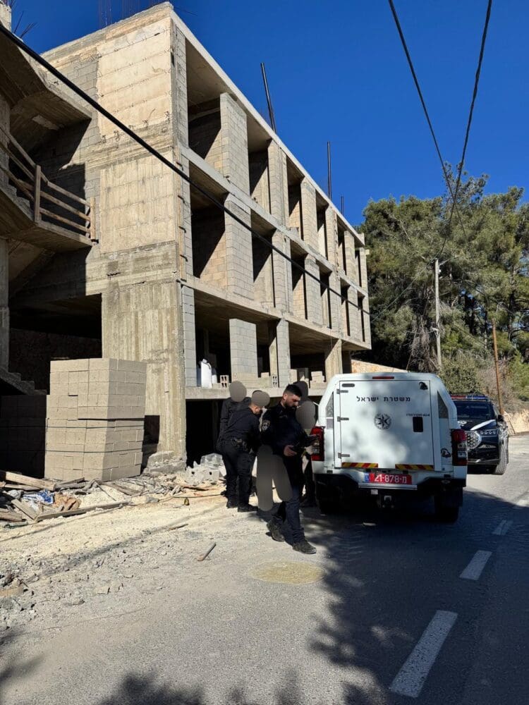 אצר הבניה בעספיא בו אותרו ונעצרו שבח"ים (צילום: דוברות המשטרה)