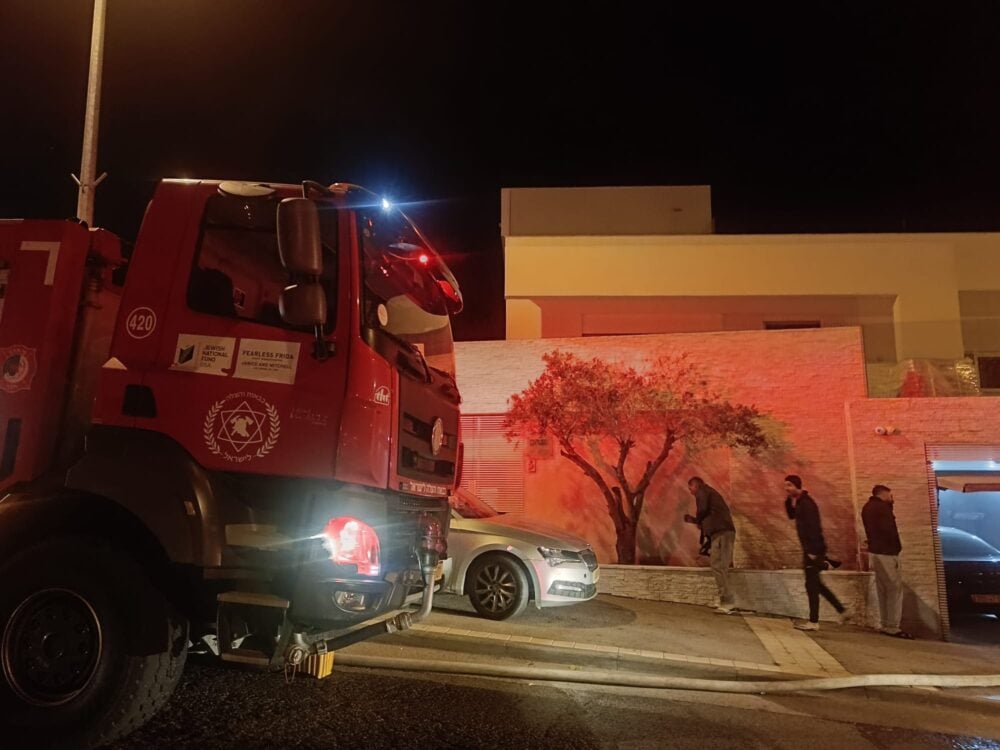 שרפה בבית פרטי ברחוב דניה בחיפה (צילום: כבאות והצלה)