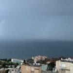 ענני גשם מעל הים במפרץ חיפה –  מצפון מערב לחיפה – גשם בא – התחזית לאזור חיפה – 20/12/24  (צילום: ירון כרמי)