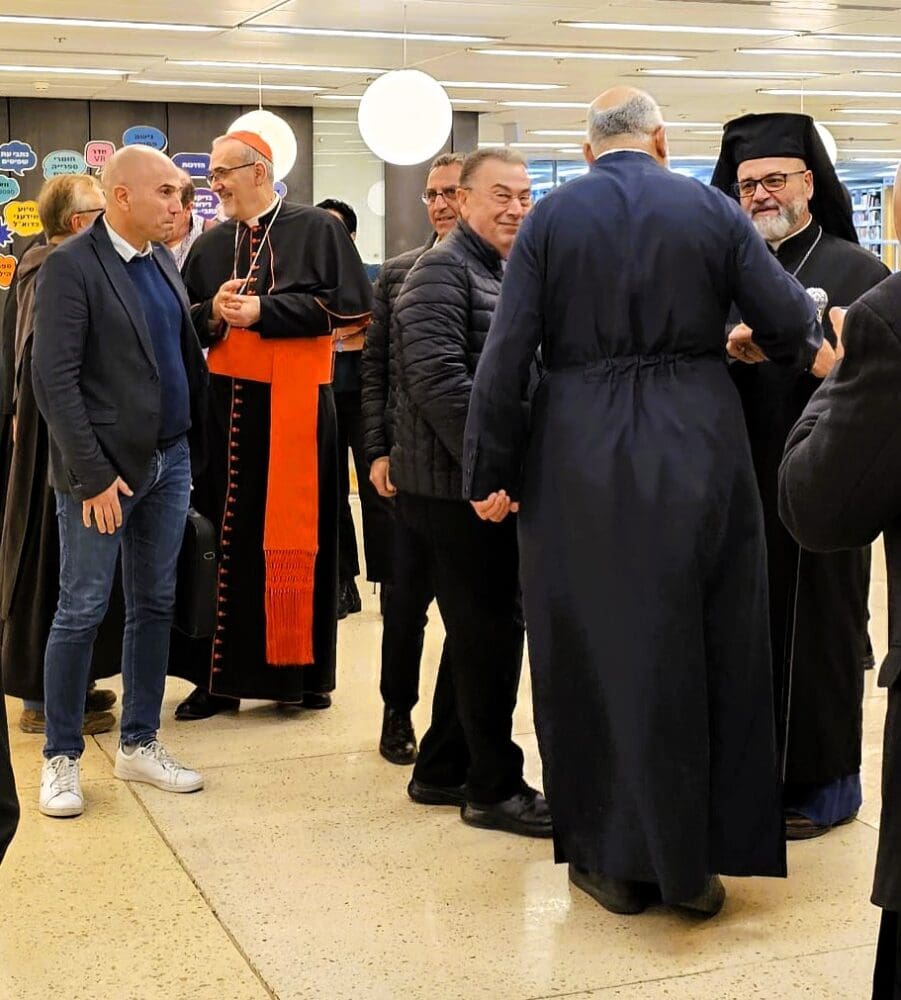 כנסיות וקהילות נוצריות בחיפה - נכבדים וקהל חיפאי בערב פתיחת התערוכה (צילום: לואיזה בל-אשכנזי)