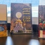 כנסיות וקהילות נוצריות בחיפה – על אחד ממדפי הספרים שבתערוכה (צילום: רחלי אורבך)